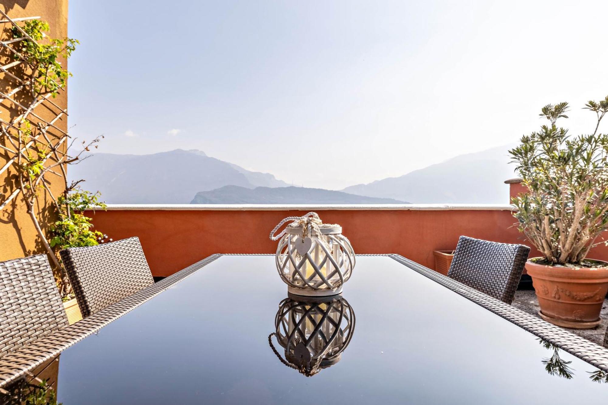 Casa Sara With Swimming Pool Lägenhet Riva del Garda Exteriör bild