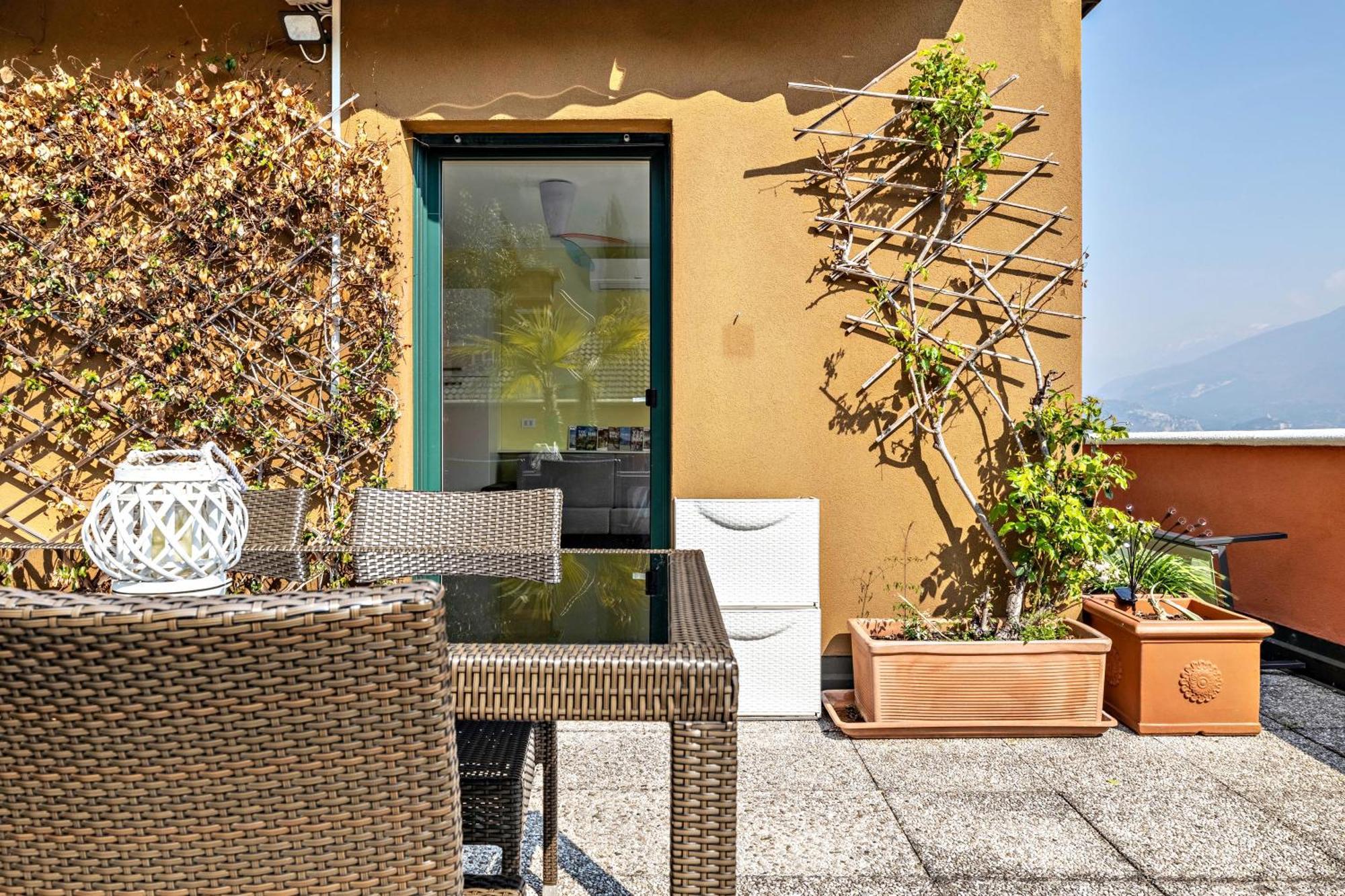 Casa Sara With Swimming Pool Lägenhet Riva del Garda Exteriör bild
