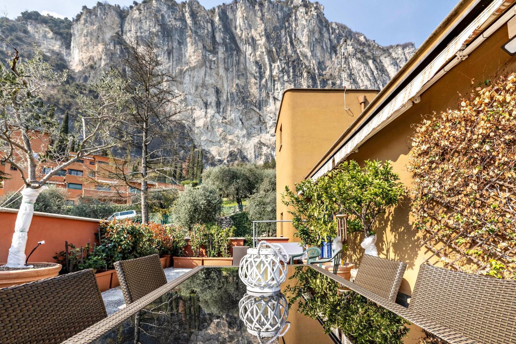 Casa Sara With Swimming Pool Lägenhet Riva del Garda Exteriör bild